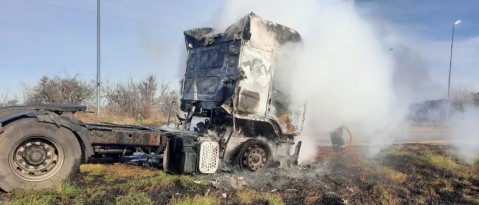 Se incendió un camión en la Ruta 24 y debieron asistir los Bomberos