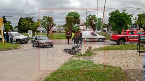 Accidente céntrico entre un auto y una moto dejó un joven herido