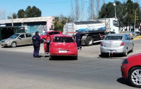 Un auto chocó contra un camión en la zona del paso a nivel céntrico