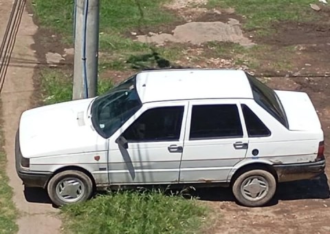 No se salva nadie: robaron un auto a plena luz del d&iacute;a y en la hu&iacute;da casi atropellan a dos j&oacute;venes