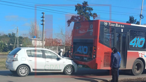 Un auto chocó contra un colectivo de la línea 410 en la Ruta 7