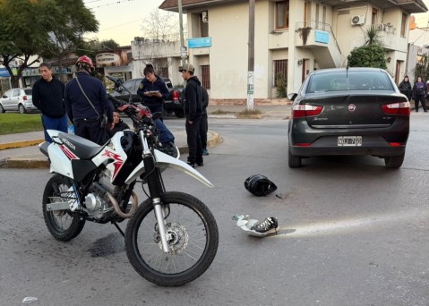 Otro choque entre auto y moto en el casco c&eacute;ntrico rodriguense