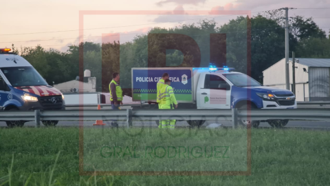 Tragedia en el Acceso Oeste: motociclista murió al ser impactado por un camión