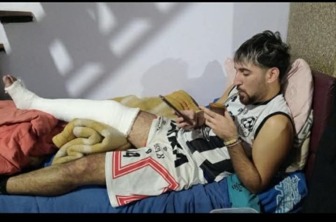Video: sufri&oacute; una seria fractura y necesita ayuda para poder operarse