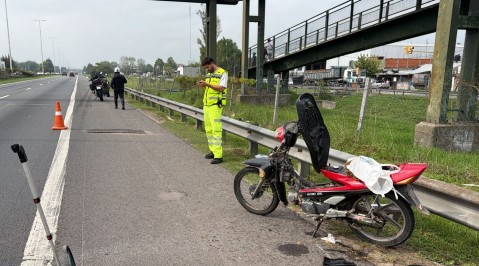 La interceptaron por circular sin casco pero la terminaron deteniendo por otros dos motivos
