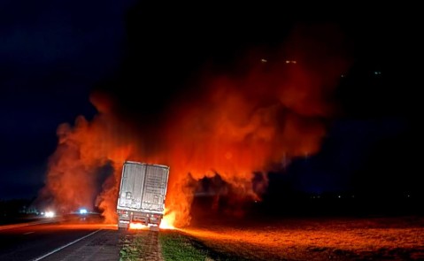Infierno de madrugada: camionero rodriguense escap&oacute; de las llamas pese al incendio total de su cami&oacute;n