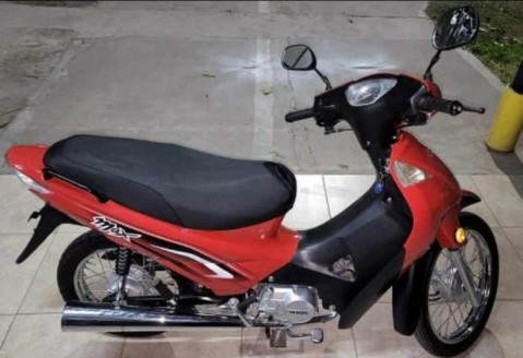Dejó la moto estacionada en la puerta del Banco Provincia y en 10 minutos se la robaron