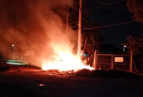 Una quema de basura y ramas casi ocasiona un incendio en el barrio Almirante Brown