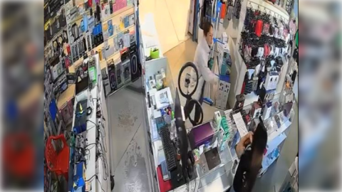 Video: trat&oacute; a la empleada de un comercio de "inservible" y luego la agredi&oacute;