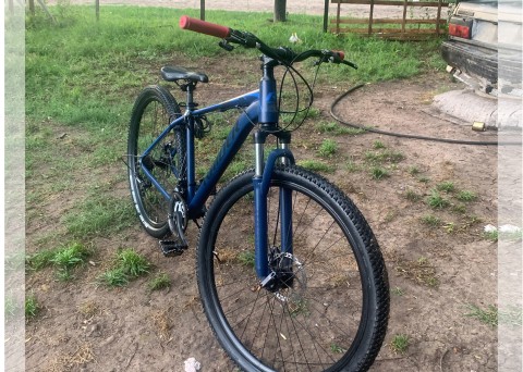 Le apuntaron a un adolescente y a su amigo con un arma para robarle su Mountain Bike