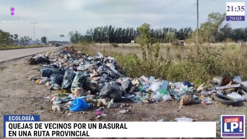 Quejas de vecinos de tres barrios rodriguenses por un basural a la vera de una ruta provincial