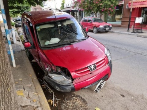 Piden no estacionar más vehículos en custodia policial en inmediaciones de la Comisaría 1°
