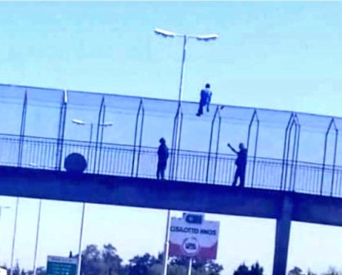 Un sujeto subido a un puente provocó demoras en el Acceso Oeste