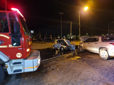 Violento choque entre un auto y una camioneta en la parada El Zorzal