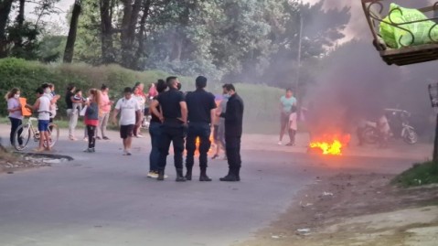 Dos días de manifestaciones y piquete en B° San Carlos por decenas de robos de un grupo de jóvenes y menores
