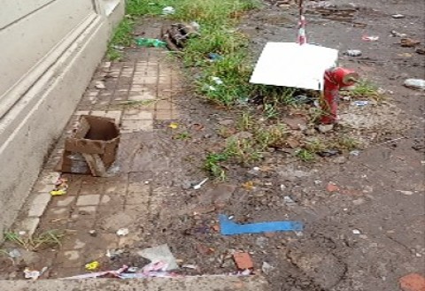 Video: vecinos expresaron su malestar por suciedad, barro y "cr&aacute;teres" en el Hospital Vicente Lopez