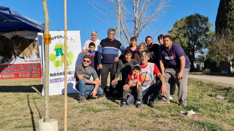La Cooperativa Rodríguez Sustentable comenzó a forestar la plaza de Altos de San Joaquín