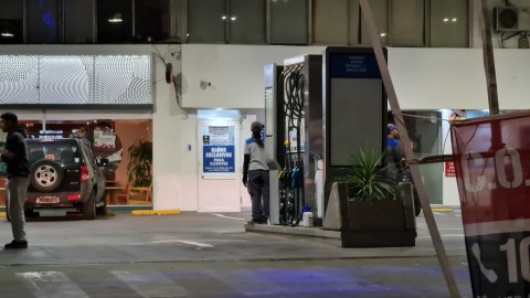 Semana con d&iacute;as de falta de combustible en estaciones de servicio locales