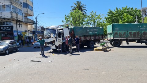 Insólito accidente entre camiones generó un caos de tránsito en pleno centro