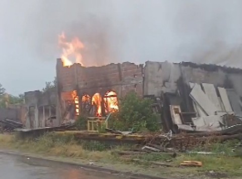 Ardieron dos dep&oacute;sitos y hubo preocupaci&oacute;n: ambos pr&aacute;cticamente reducidos a escombros