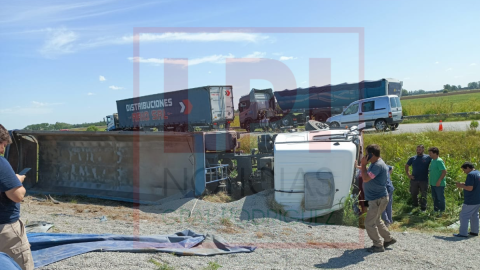 Volcó un camión en Ruta 6 y debieron rescatar al conductor