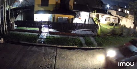 Choque y fuga: piden testigos de un incidente vial captado en video en pleno casco urbano