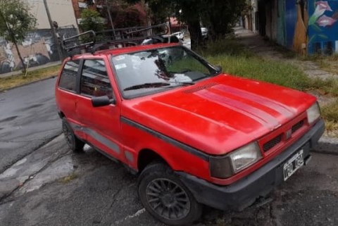 Le robaron el auto de la puerta de la casa de un pariente