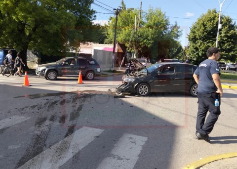 Violento choque entre autos en pleno centro de General Rodríguez