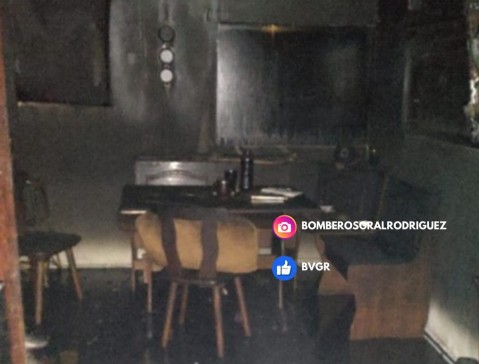 Se incendió por completo una vivienda del barrio Altos Verdes