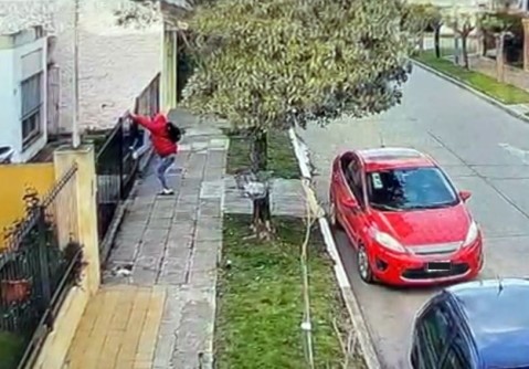 Video: aparecieron en una moto e intentaron romper una reja en una casa del casco urbano