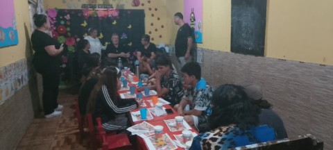 ONG local proyectó una película para un taller de reflexión con chicos de su barrio