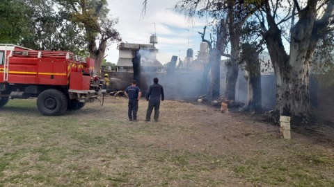 Un accidente desató un incendio que provocó susto vecinal en el barrio Los Naranjos