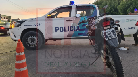 Lo persiguieron por la autopista, trató de huir y le dispararon en la pierna