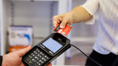 De qué forma se buscan evitar estafas con tarjetas de débito y crédito en la Provincia