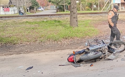 Dos heridos tras un choque entre un auto y una moto en Ruta 7