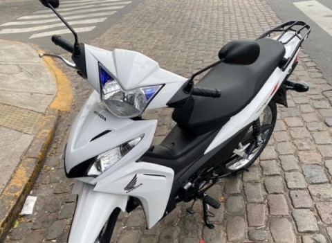 Motochorros le dispararon tres veces para robarle la moto