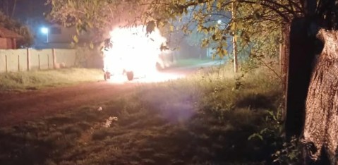 Las sospechas detrás del incendio de un auto que asustó a vecinos del barrio Parque Rivadavia