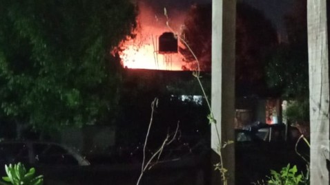 Desesperación vecinal y personas descompensadas durante un incendio en barrio Altos del Oeste