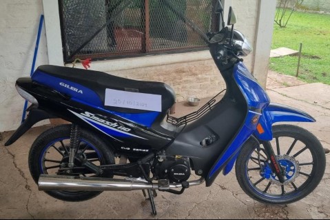 Volvía a su casa de trabajar en La Serenísima y motochorros le apuntaron para sacarle la moto