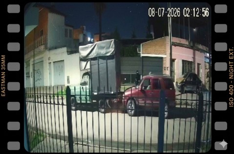Video: de pel&iacute;cula, con una camioneta robada en Gral. Rodr&iacute;guez empujaban otra en un distrito de la regi&oacute;n