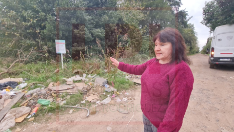 Basural y drama de vecinos en calle Corrientes: señalan un comercio que arroja desechos y piden que el Municipio actúe