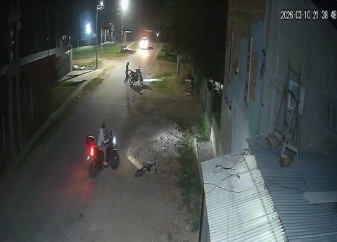 "Tirale, bajalo": forcejeos, tensi&oacute;n y violencia en Vista Linda durante un robo de moto