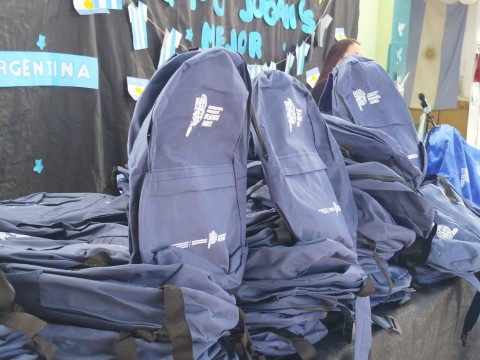 General Rodr&iacute;guez: entregaron kits escolares y mochilas a alumnos del CEC N&deg; 801