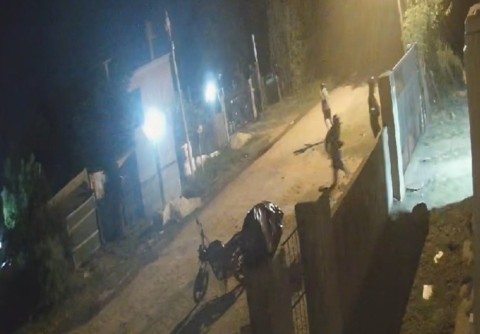 Video: motochorros armados lo sorprendieron cuando llegaba a su casa y le robaron