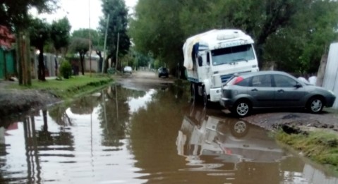 Una obra deficiente de una calle dejó llenos de problemas a los vecinos en barrio Raffo