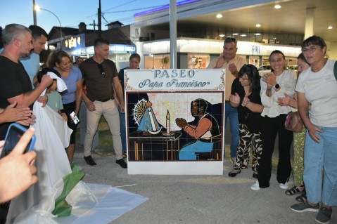 As&iacute; reinauguraron el "Paseo Papa Francisco" con un homenaje al "Negrito Manuel"