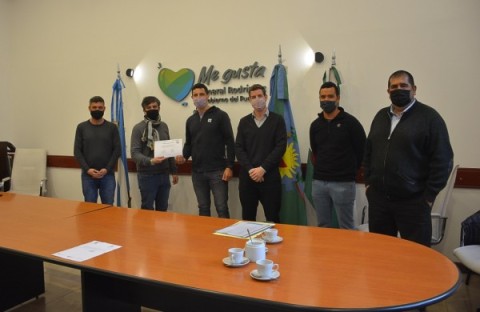 Entregaron a empleados municipales los diplomas de los cursos IPAP y convocaron a uno de Lenguaje de Se&ntilde;as