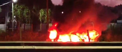 Video: un auto quedó envuelto en llamas a metros del Acceso Oeste