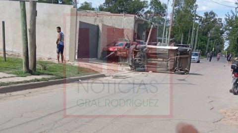 Tremendo choque en barrio Villa San Martín terminó con un auto volcado y una joven herida
