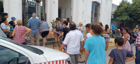 Enojo de vecinos frente al Cementerio Municipal: denuncian que demoró dos horas en abrir este domingo